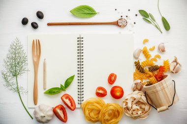 İtalyan gıda kavramı ve menü tasarımı. Çeşitli makarna dirsek maca