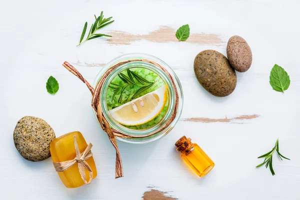 Sale marino aromatico con erbe aromatiche. menta piperita fresca, limone , — Foto Stock