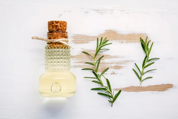 Botella de aceite de oliva virgen extra con romero. Las ramitas de rosema — Foto de Stock