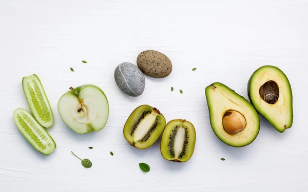 Hausgemachte Hautpflege und Körperpeeling mit grünem natürlichen Inhaltsstoff — Stockfoto