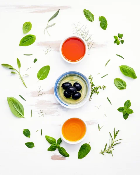 Různé druhy jedlých olejů. Olivový olej ochucený, spice olejů — Stock fotografie