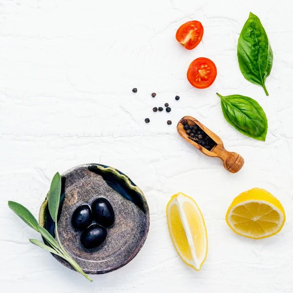 Fondo alimenticio con hierbas frescas tomate, rodaja de limón, negro pe — Foto de Stock