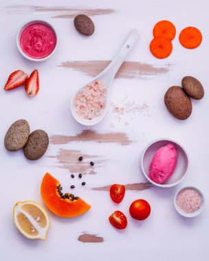 Ev yapımı Cilt Bakımı ve vücut scrubs kırmızı doğal maddeler ile 