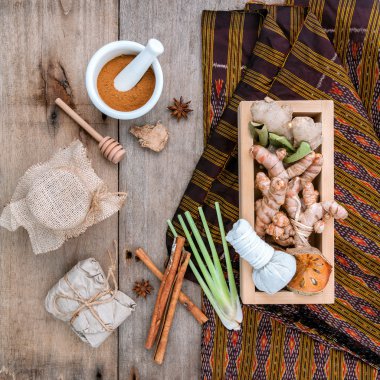 Top ve bitkisel Ingredi doğal Spa maddeler bitkisel sıkıştırmak