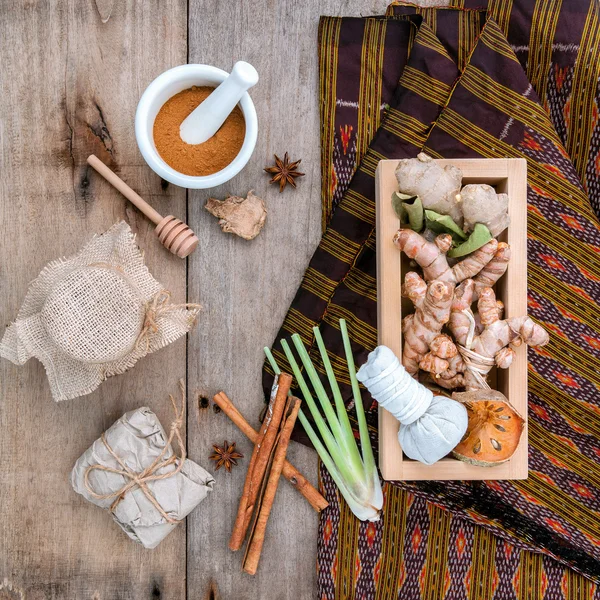 Top ve bitkisel Ingredi doğal Spa maddeler bitkisel sıkıştırmak