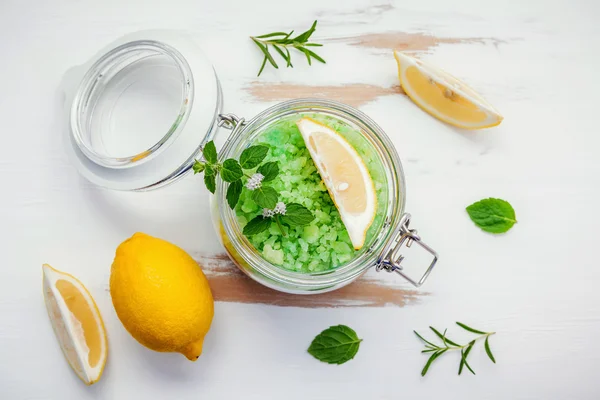 Aromatisches Meersalz mit aromatischen Kräutern. frische Pfefferminze, Salbei — Stockfoto