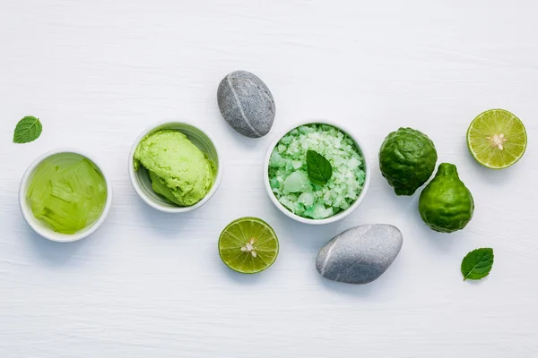 Zelfgemaakte huid zorg en lichaam schrobt met groene natuurlijke ingrediënt — Stockfoto