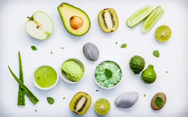 Cuidado casero de la piel y exfoliantes corporales con ingrediente natural verde —  Fotos de Stock