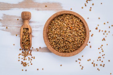 Eski püskü ahşap tahta üzerinde ham organik arı polen. Arı polen granül