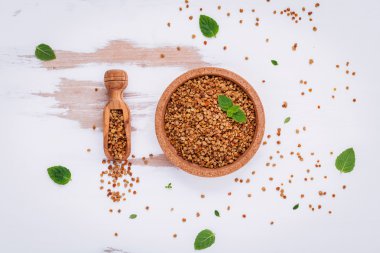 Eski püskü ahşap tahta üzerinde ham organik arı polen. Arı polen granül