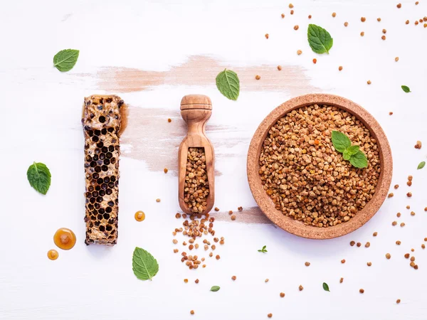 Eski püskü ahşap tahta üzerinde ham organik arı polen. Arı polen granül