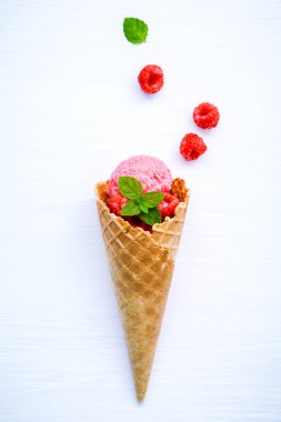 Ahududu Ice cream koni taze Ahududu ve nane ile 