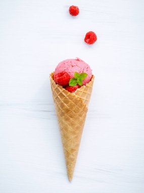 Ahududu Ice cream koni taze Ahududu ve nane ile 