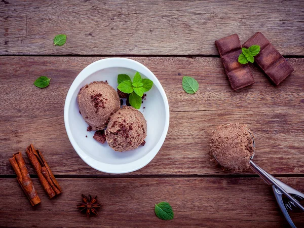 Sorvete de chocolate em tigela branca com hortelã-pimenta fresca deixa um — Fotografia de Stock