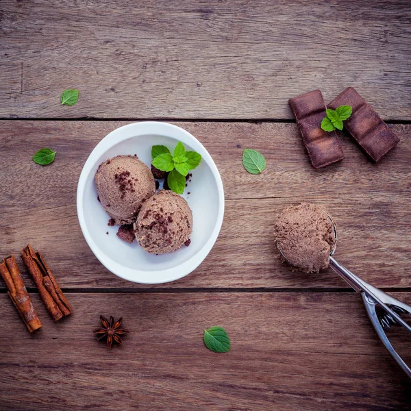 Sorvete de chocolate em tigela branca com hortelã-pimenta fresca deixa um — Fotografia de Stock