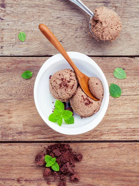 Sorvete de chocolate em tigela branca com hortelã-pimenta fresca deixa um — Fotografia de Stock