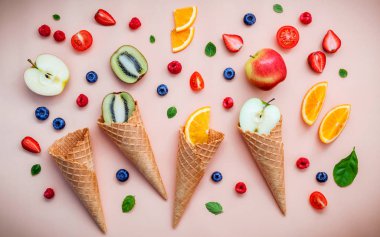 Koniler ve renkli çeşitli meyve ahududu, yaban mersini, strawber