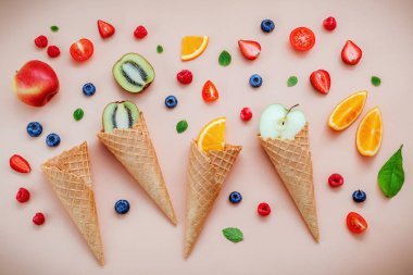 Koniler ve renkli çeşitli meyve ahududu, yaban mersini, strawber