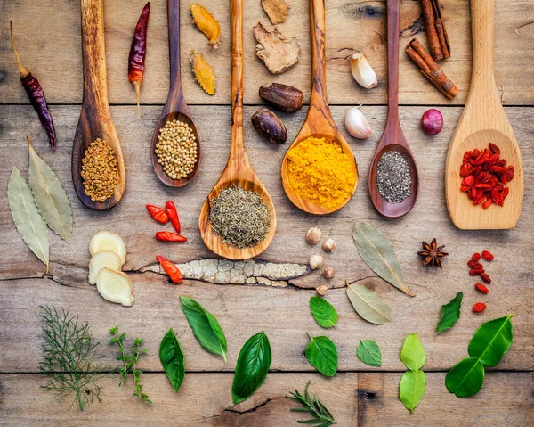 Különböző gyógynövények és fűszerek, a fakanál. Lapos feküdt a fűszer — Stock Fotó