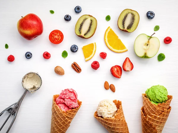 Kúpok és színes különböző gyümölcsök málna, áfonya, szamóca, megta — Stock Fotó