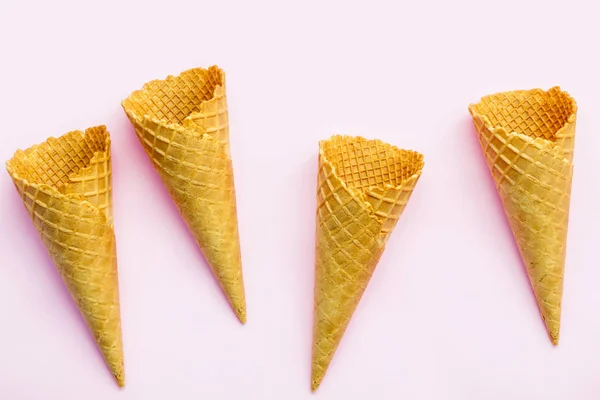 Flat lay coleção de cones de sorvete no fundo rosa. Em branco — Fotografia de Stock