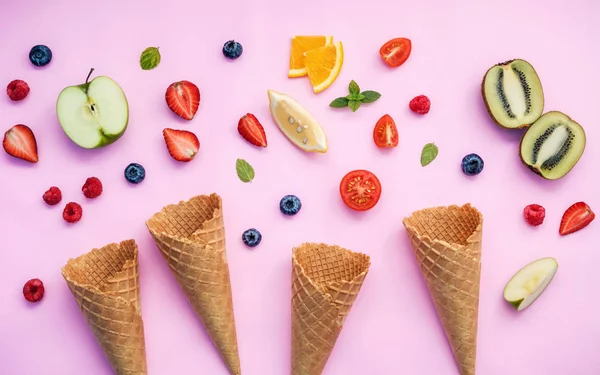 Zapfen und bunte verschiedene Früchte Himbeere, Blaubeere, Erdbeere — Stockfoto