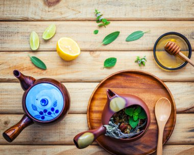 Bitkisel çay potu taze otlar adaçayı, nane, bal, kireç ile bir