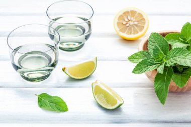 Mojito yapmak için malzemeler nane yaprakları, kireç, limon ve votka