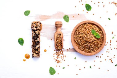 Eski püskü ahşap tahta üzerinde ham organik arı polen. Arı polen granül