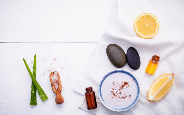 Уход за кожей и скраб для тела из натуральных ингредиентов лимона — стоковое фото