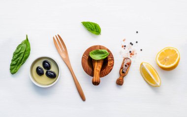 Fesleğen salata giyinme malzemeler Beyaz ahşap bac üzerinde