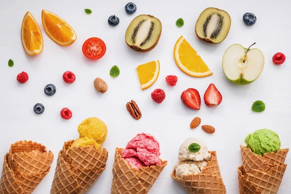 Zapfen und bunte verschiedene Früchte Himbeere, Blaubeere, Erdbeere — Stockfoto