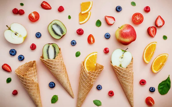 Conos y coloridas frutas diversas frambuesa, arándano, fresa —  Fotos de Stock