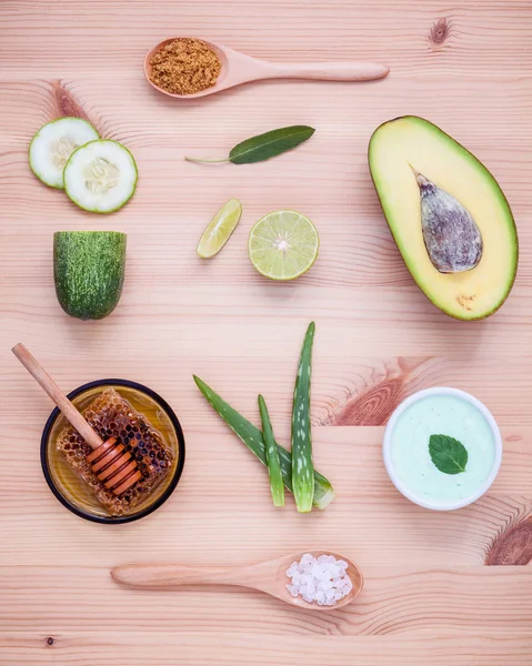 Soin de la peau fait maison et gommage du corps avec des ingrédients naturels avocat — Photo