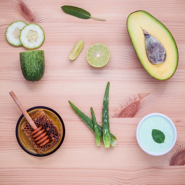 Домашній догляд за шкірою та тілом з натуральними інгредієнтами авока — стокове фото