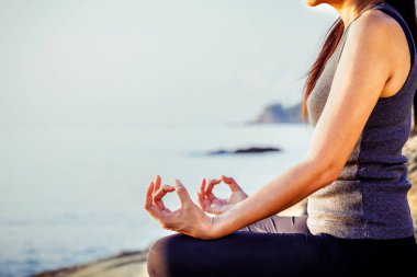 Bir yoga poz tropik Sahilde meditasyon kadın. Kadın