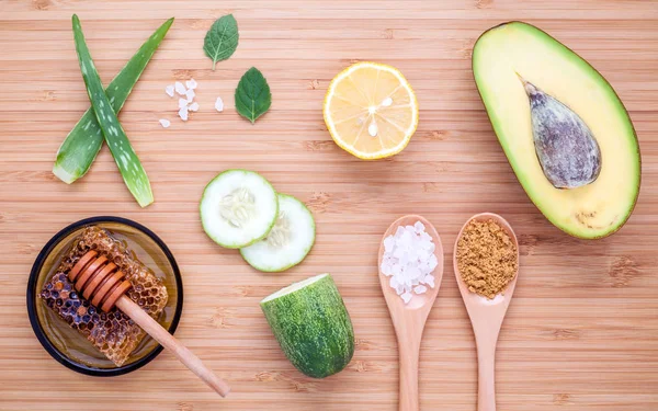 Cuidado casero de la piel y exfoliantes corporales con ingredientes naturales avoca — Foto de Stock