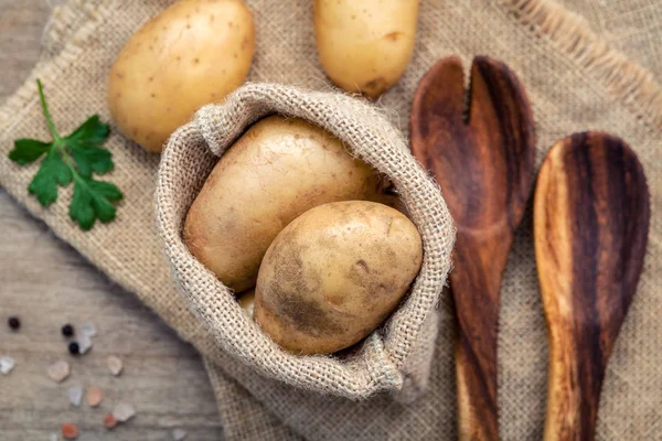 Fresh organic potatoes in hemp sake bag with parsley ,salt and p — Stock Photo, Image