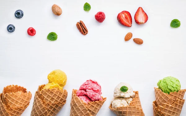 다채로운 아이스크림 콘와 다양 한 과일 나무 딸기, 블루 — 스톡 사진