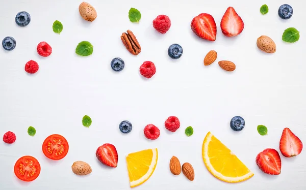 Bunte verschiedene Früchte Himbeere, Blaubeere, Erdbeere, Orange — Stockfoto