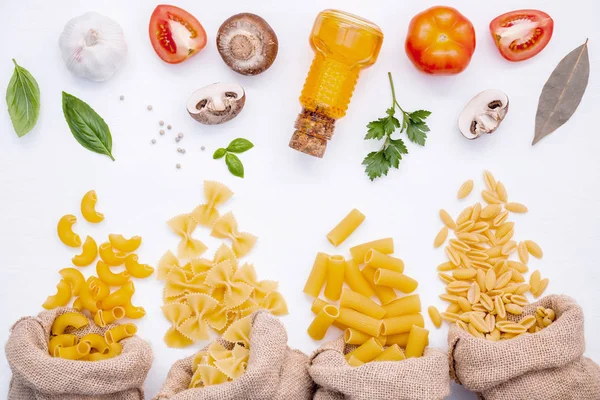 Çeşitli tür bir makarna dirsek makarna, Farfalle, Rigatoni, gnocco Sa — Stok fotoğraf