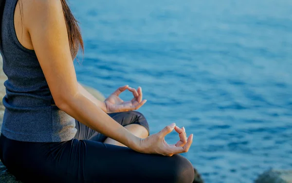 La mujer meditando en una pose de yoga en la playa tropical. Femal — Foto de Stock