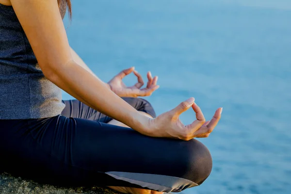 La mujer meditando en una pose de yoga en la playa tropical. Femal — Foto de Stock