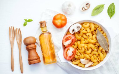 İtalyan gıda kavramı ve menü tasarımı. Makarna dirsek makarna wi