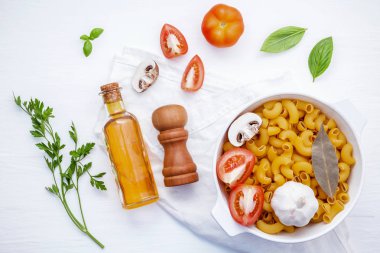 İtalyan gıda kavramı ve menü tasarımı. Makarna dirsek makarna wi