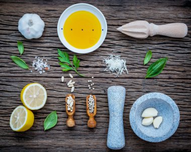 Ev yapımı pesto sos için malzemeler. Çeşitli otlar fesleğen, p