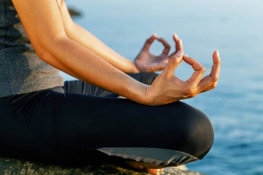 Bir yoga poz tropik Sahilde meditasyon kadın. Kadın