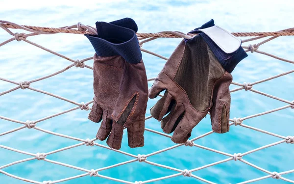 青い海 ba とヨットの網に掛かっている手袋をセーリング — ストック写真