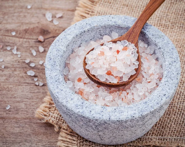 Himalayan pink salt in mortar on hemp sack background. Himalayan — Stock Photo, Image