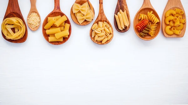 Concepto de comida italiana y diseño de menú. Varios tipos de pasta Lejos — Foto de Stock